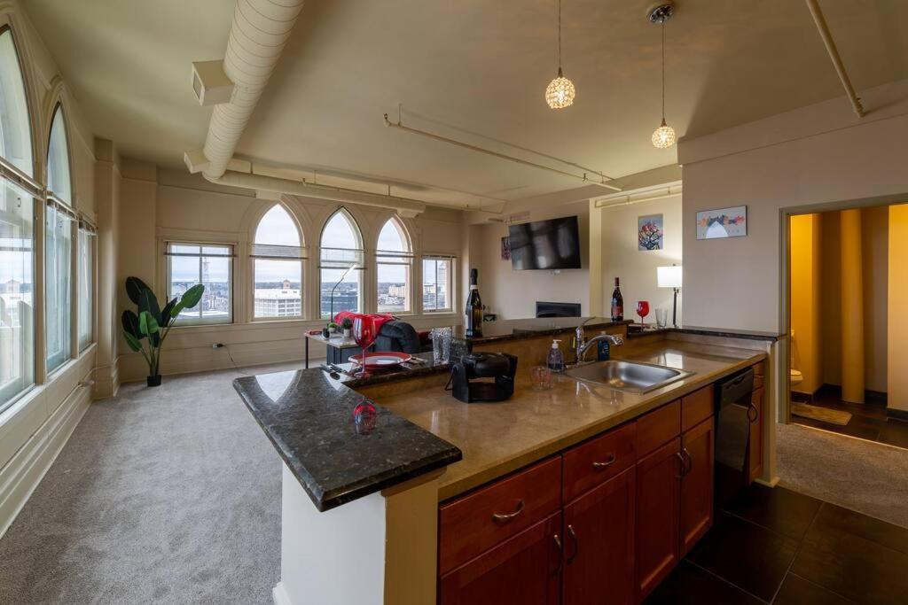 King Bed W/ Panoramic Views Of Dt! Apartment Rochester Bagian luar foto